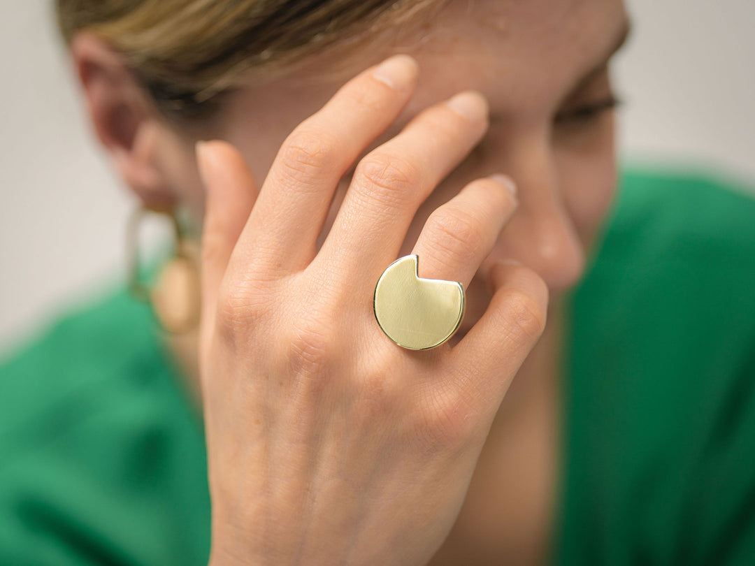 Abstract "Balance" ring