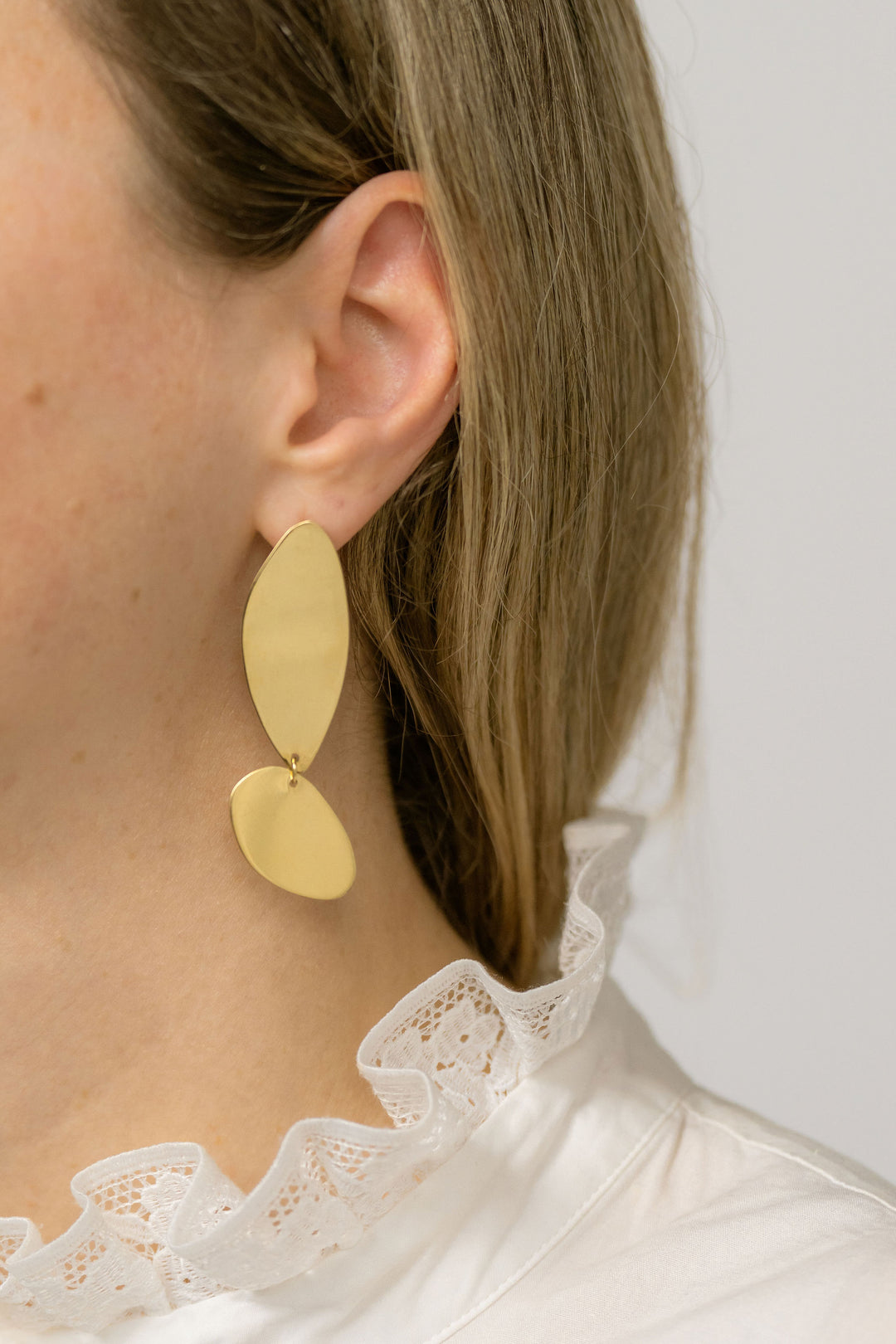 FLUIDITY Long asymmetrical dangle earrings