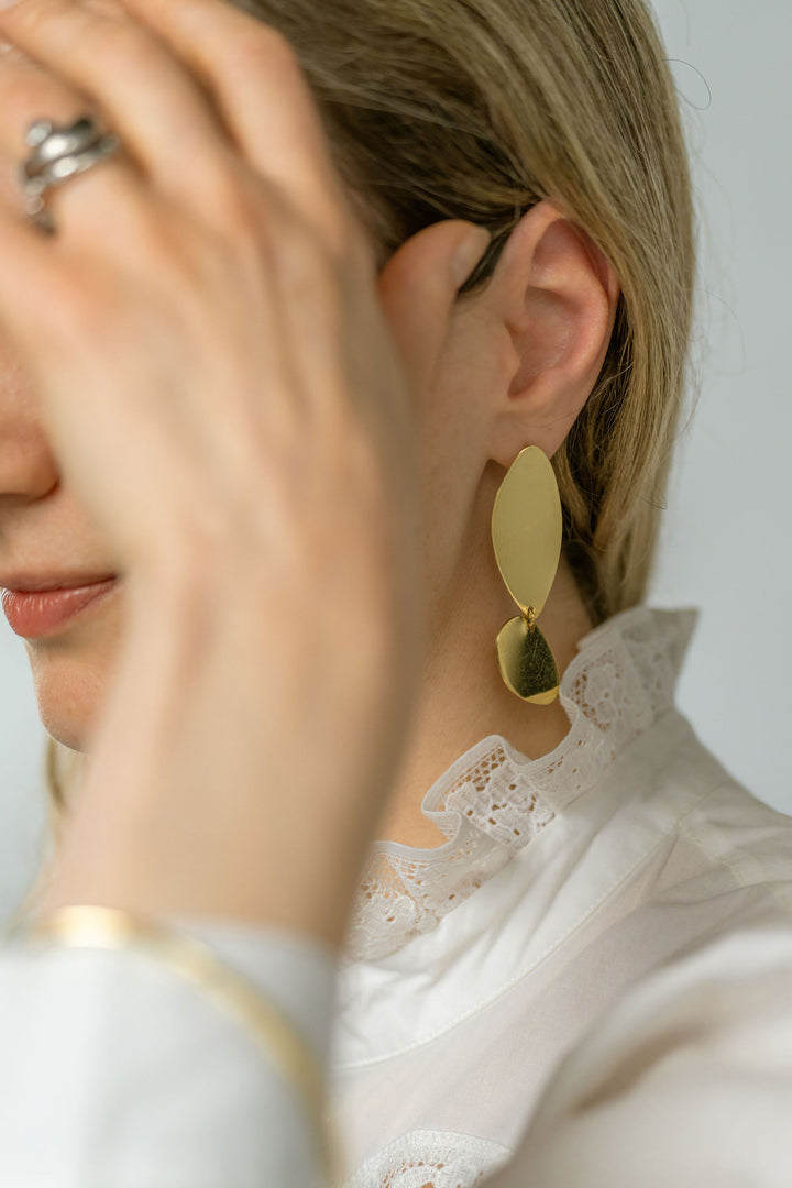 FLUIDITY Long asymmetrical dangle earrings