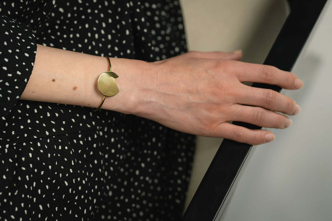 Balance bracelet - Minimal abstract adjustable bangle