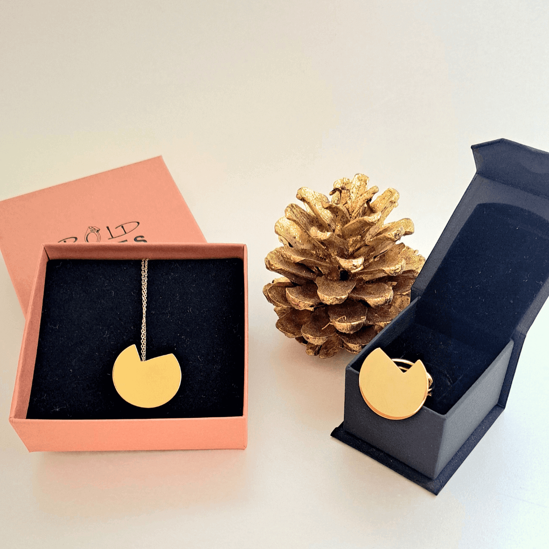 Balance Bold Lines jewellery necklace in a terracotta box and the balance ring in a black jewellery box 