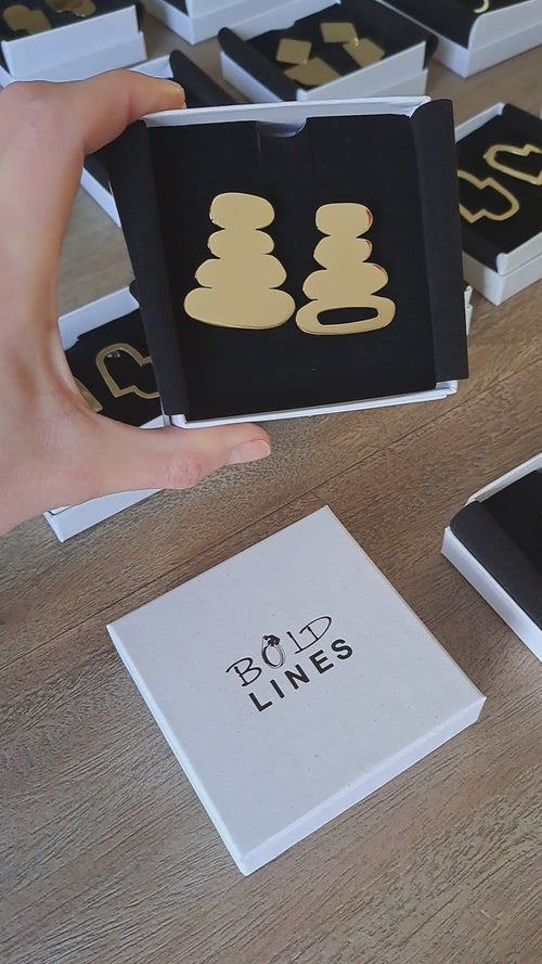 A video of the Harmony stud earrings in their packaging box.